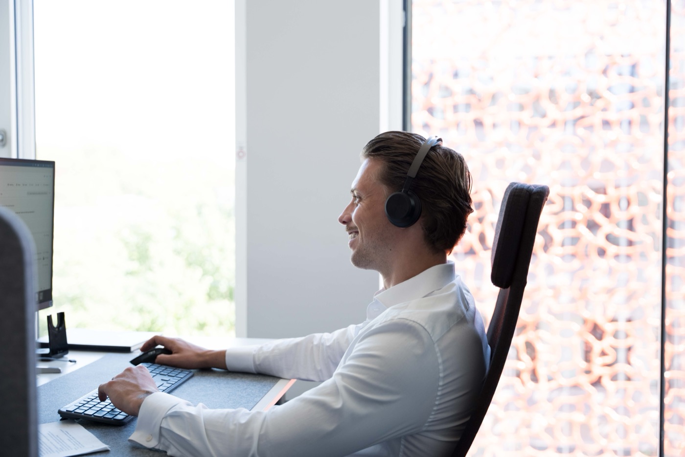 Mitarbeiter mit Headset am Arbeitsplatz