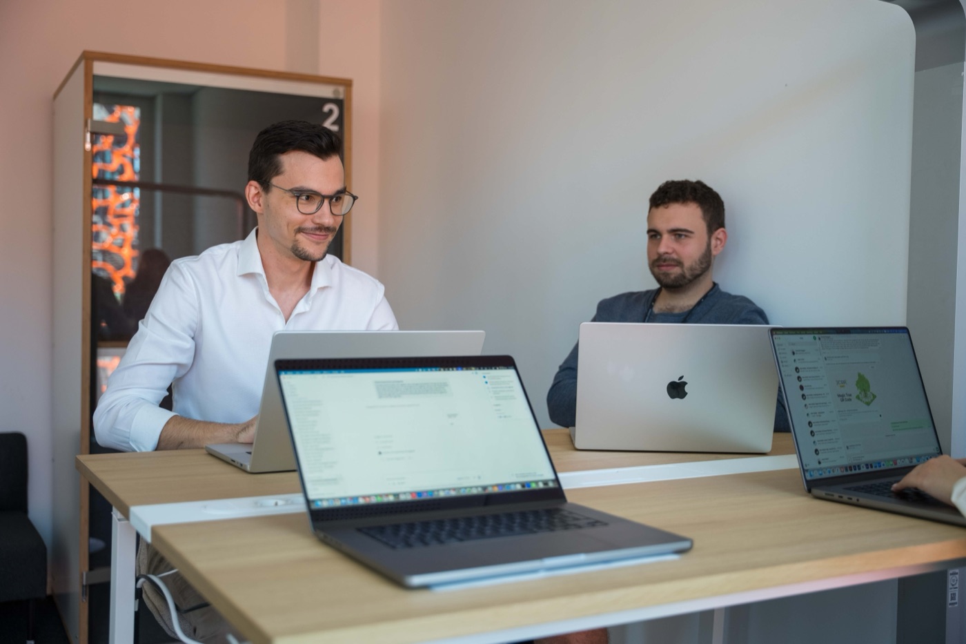 Kollegen arbeiten gemeinsam am Laptop